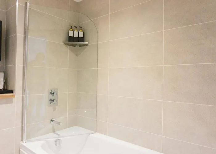 Apartament Manchester's Luxurious 2-bed Haven With Balcony - Canal Views & Proximity To United *