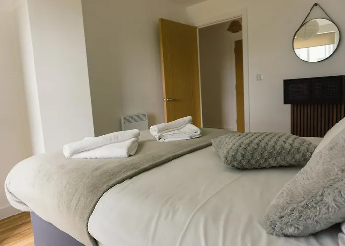 Manchester's Luxurious 2-bed Haven With Balcony - Canal Views & Proximity To United Apartament Manchester