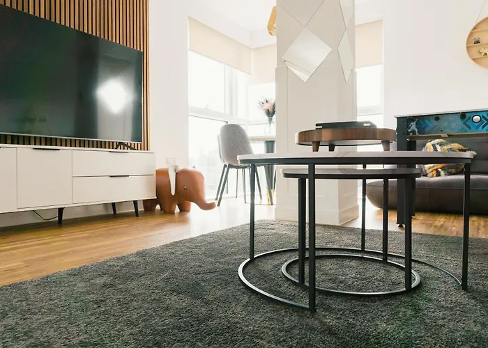 Manchester's Luxurious 2-bed Haven With Balcony - Canal Views & Proximity To United *