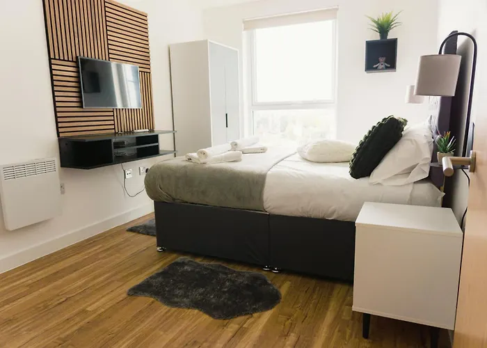 Manchester's Luxurious 2-bed Haven With Balcony - Canal Views & Proximity To United 아파트