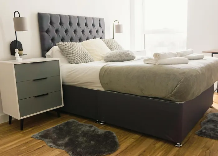 Manchester's Luxurious 2-bed Haven With Balcony - Canal Views & Proximity To United Apartament Manchester