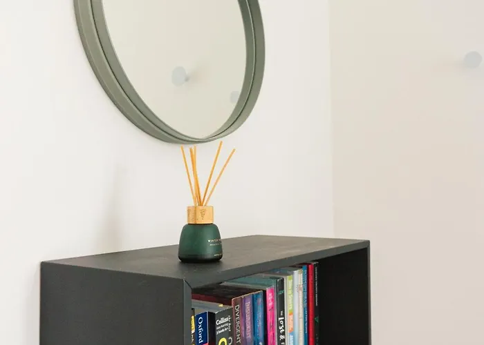 Manchester's Luxurious 2-bed Haven With Balcony - Canal Views & Proximity To United *