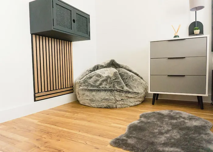 Manchester's Luxurious 2-bed Haven With Balcony - Canal Views & Proximity To United Manchester