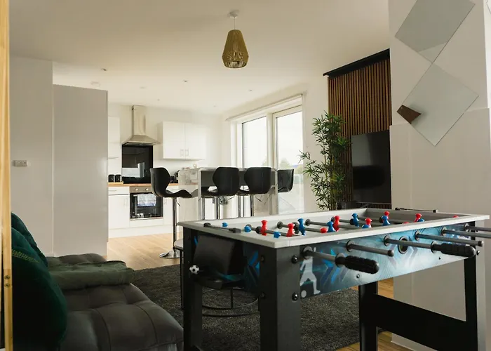 Manchester's Luxurious 2-bed Haven With Balcony - Canal Views & Proximity To United * 맨체스터