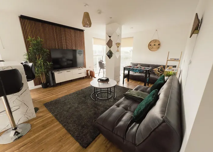 Manchester's Luxurious 2-bed Haven With Balcony - Canal Views & Proximity To United 아파트 *