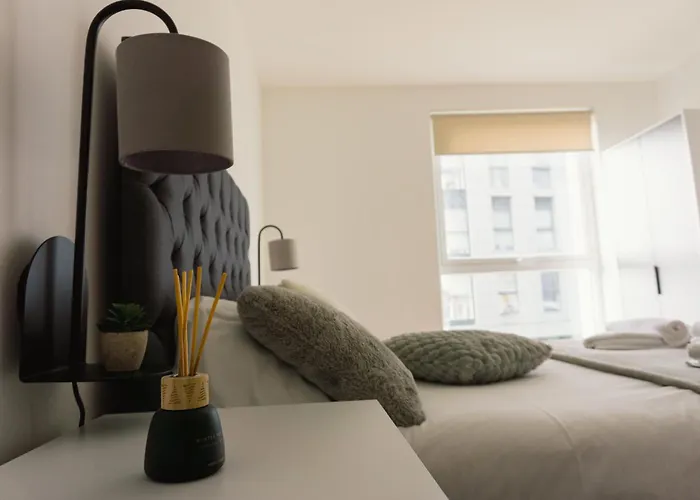 Manchester's Luxurious 2-bed Haven With Balcony - Canal Views & Proximity To United Apartament *