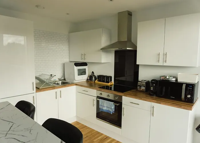 Apartament Manchester's Luxurious 2-bed Haven With Balcony - Canal Views & Proximity To United *