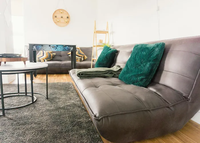 Manchester's Luxurious 2-bed Haven With Balcony - Canal Views & Proximity To United *