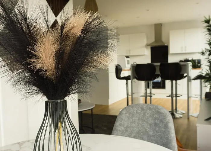 Manchester's Luxurious 2-bed Haven With Balcony - Canal Views & Proximity To United * 맨체스터