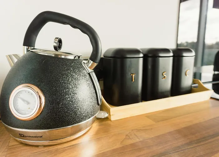 Manchester's Luxurious 2-bed Haven With Balcony - Canal Views & Proximity To United Apartament *