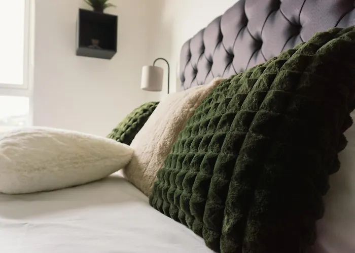 Manchester's Luxurious 2-bed Haven With Balcony - Canal Views & Proximity To United 아파트 맨체스터