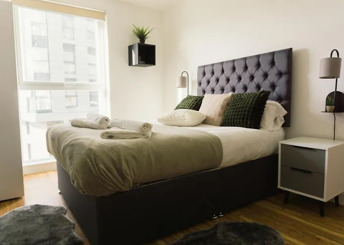 Manchester's Luxurious 2-bed Haven With Balcony - Canal Views & Proximity To United