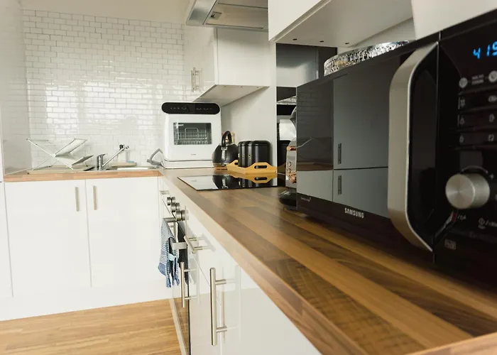 Manchester's Luxurious 2-bed Haven With Balcony - Canal Views & Proximity To United Apartament