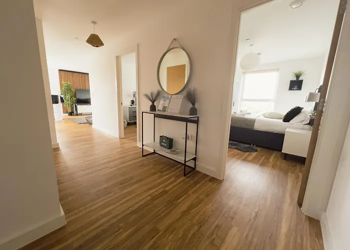 Manchester's Luxurious 2-bed Haven With Balcony - Canal Views & Proximity To United Apartament *