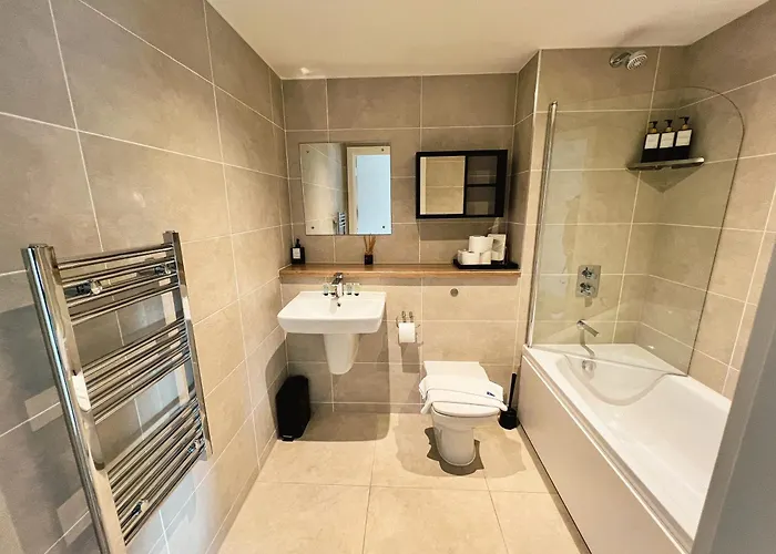 Apartament Manchester's Luxurious 2-bed Haven With Balcony - Canal Views & Proximity To United *