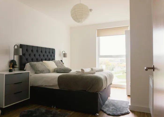 Apartament Manchester's Luxurious 2-bed Haven With Balcony - Canal Views & Proximity To United Manchester