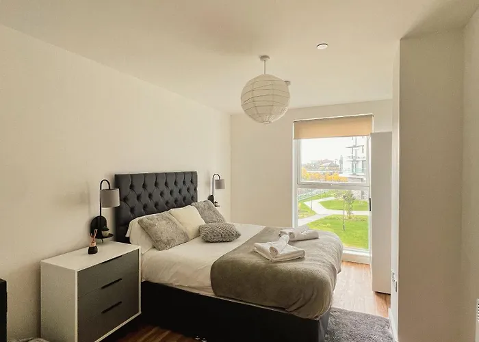 Manchester's Luxurious 2-bed Haven With Balcony - Canal Views & Proximity To United
