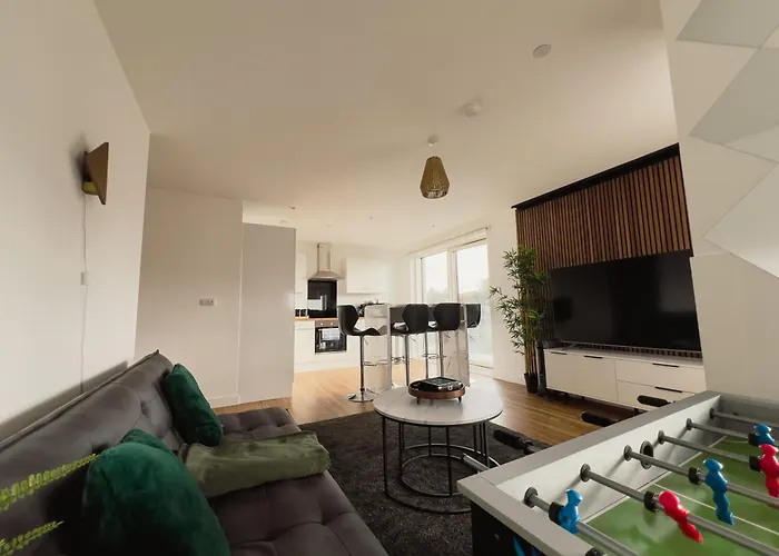 Manchester's Luxurious 2-bed Haven With Balcony - Canal Views & Proximity To United *