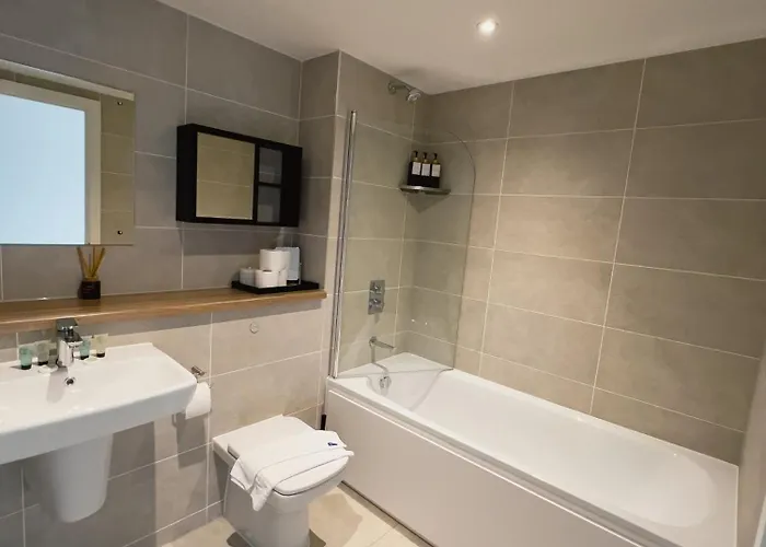 Manchester's Luxurious 2-bed Haven With Balcony - Canal Views & Proximity To United