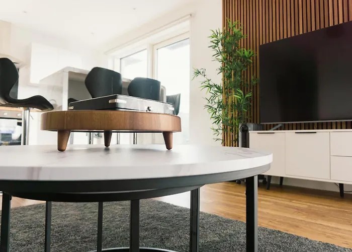 Manchester's Luxurious 2-bed Haven With Balcony - Canal Views & Proximity To United 아파트 맨체스터