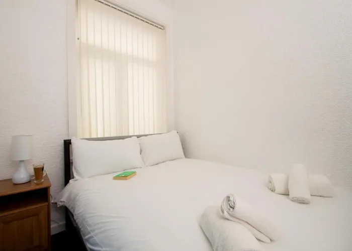 Metropolitan Charm: Stylish 2br House Hébergement de vacances