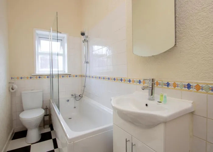 Metropolitan Charm: Stylish 2br House