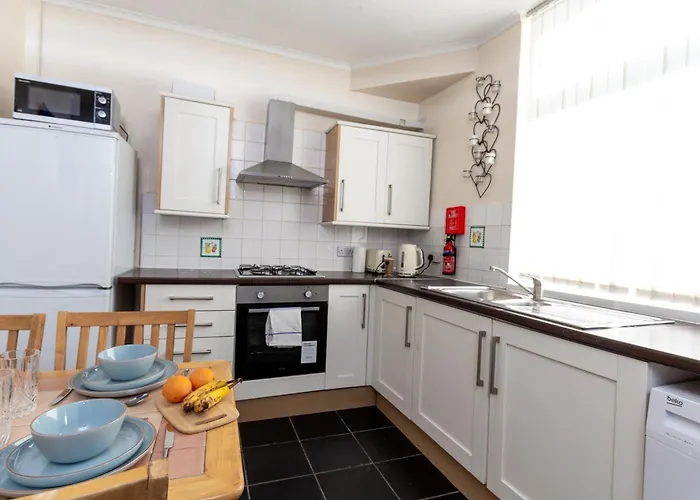 Metropolitan Charm: Stylish 2br House Hébergement de vacances