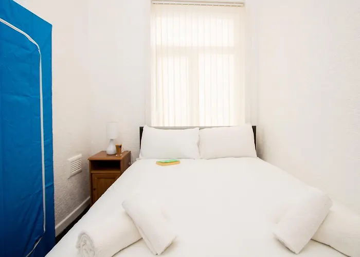 Metropolitan Charm: Stylish 2br House Hébergement de vacances *