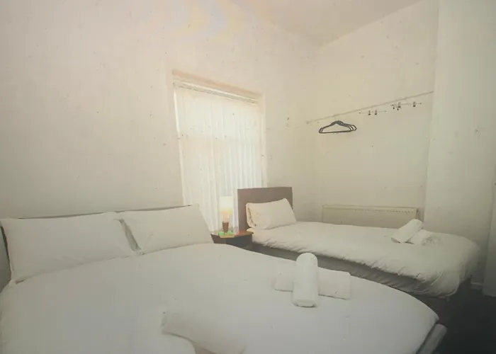 Metropolitan Charm: Stylish 2br House Hébergement de vacances Manchester