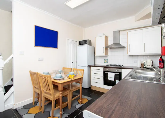 Metropolitan Charm: Stylish 2br House * Manchester