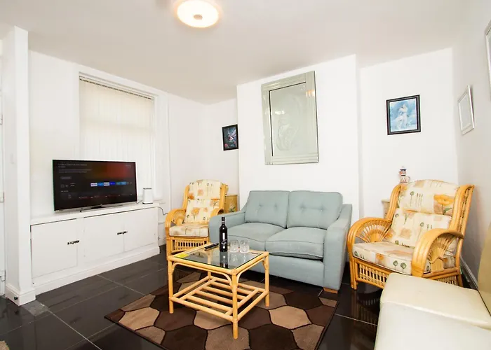 Metropolitan Charm: Stylish 2br House