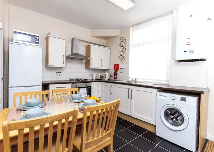 Metropolitan Charm: Stylish 2br House Hébergement de vacances