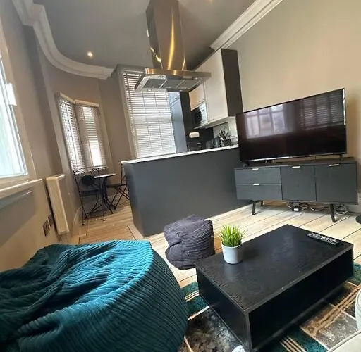 Stunning 2-bedroom In Centre דירה *