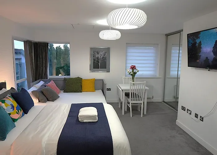 Luxury - Pick A - Free Parking & Kitchen Access, Near Etihad Stadium, The Coop Live & Piccadilly Station,