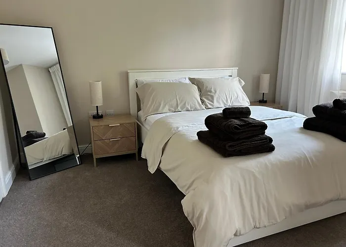 בית נופש Serene Retreat Sleeps 6 With Garden מנצ'סטר