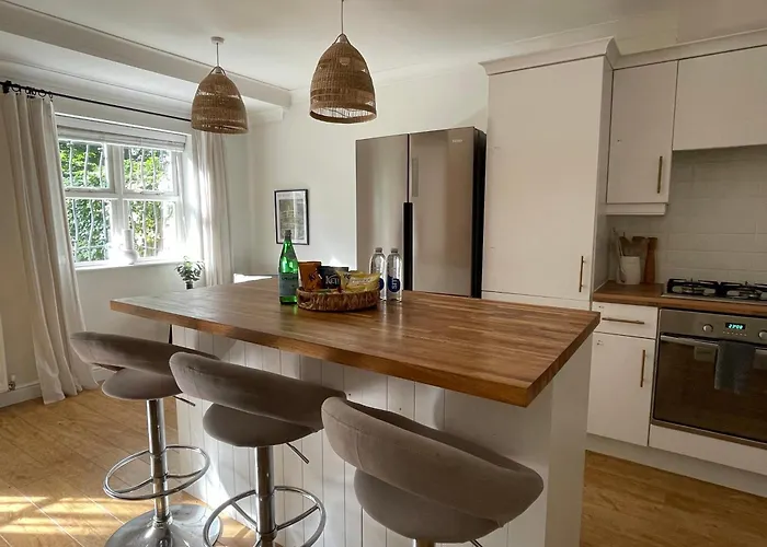 Serene Retreat Sleeps 6 With Garden *