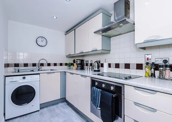 Comfy 2 Bedroom In Manchester, Pool Table And Ps4