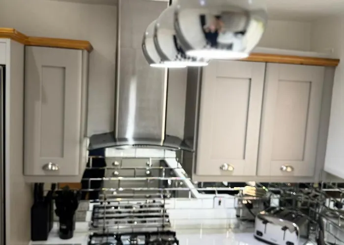 The Secret Garden Retreat With Hot Tub * Manchester