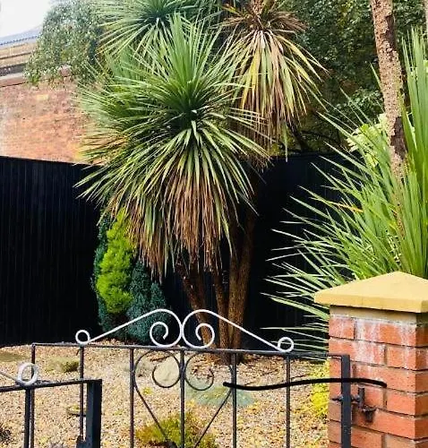 Holiday home The Secret Garden Retreat With Hot Tub Manchester