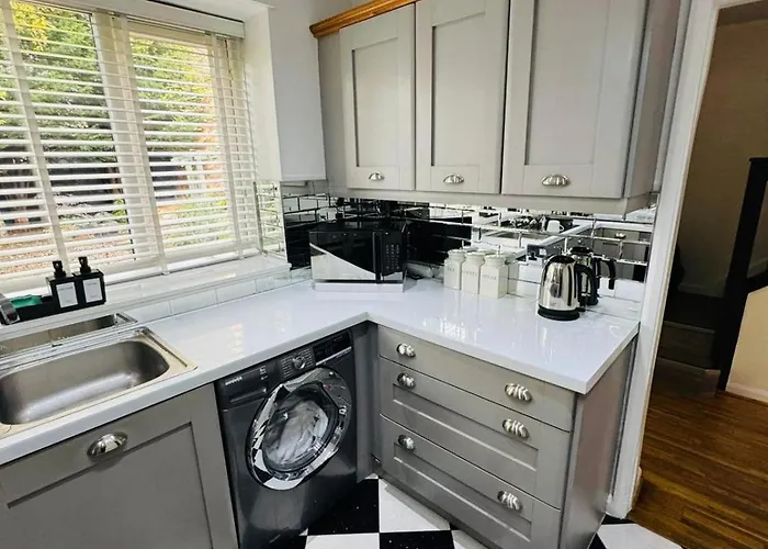 Holiday home The Secret Garden Retreat With Hot Tub