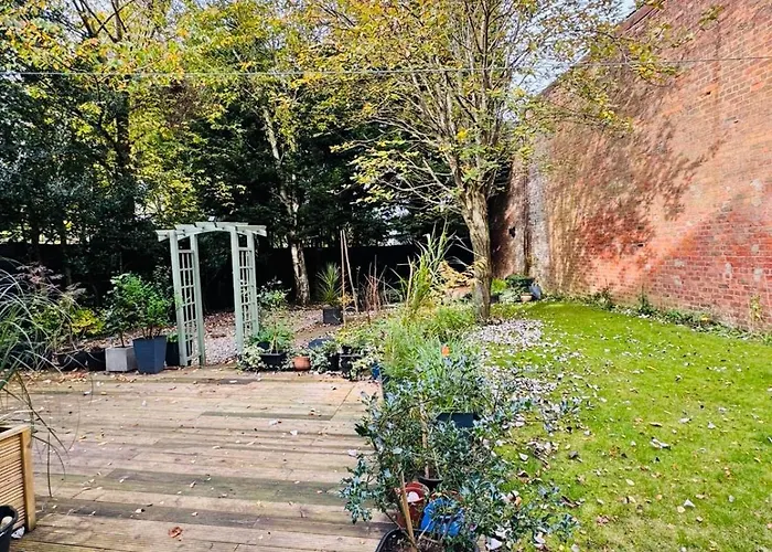Holiday home The Secret Garden Retreat With Hot Tub Manchester