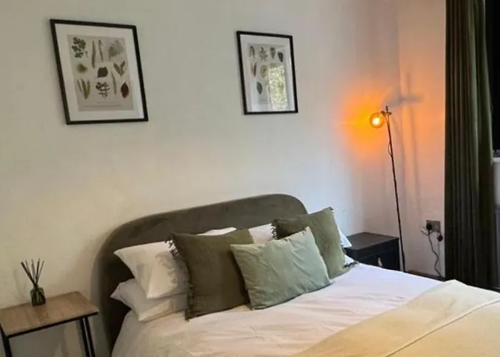 The Secret Garden Retreat With Hot Tub Manchester