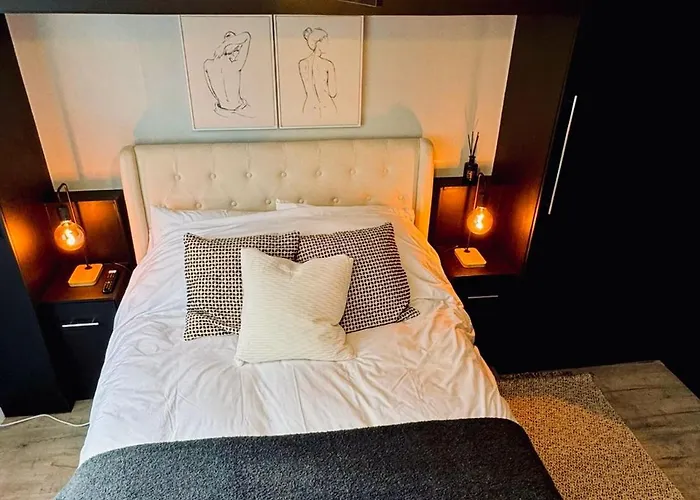 Holiday home The Secret Garden Retreat With Hot Tub