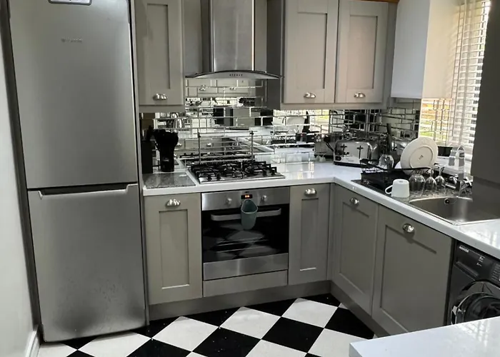 The Secret Garden Retreat With Hot Tub Holiday home Manchester