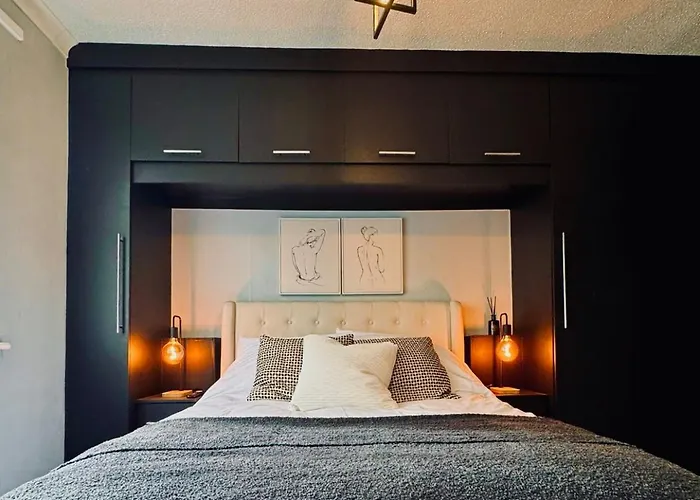 The Secret Garden Retreat With Hot Tub * Manchester