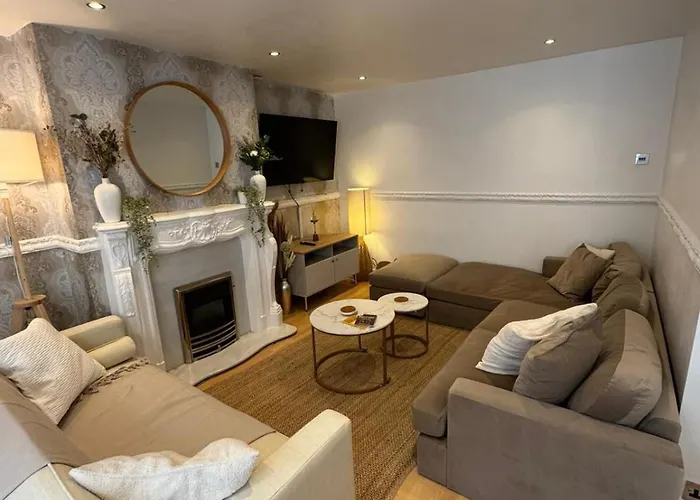 Holiday home The Secret Garden Retreat With Hot Tub Manchester