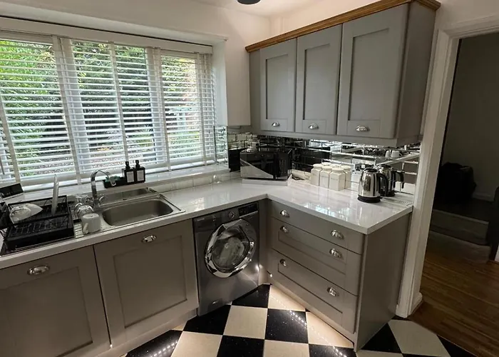 The Secret Garden Retreat With Hot Tub Holiday home Manchester