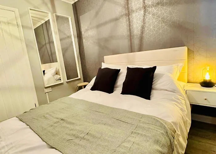 The Secret Garden Retreat With Hot Tub Manchester