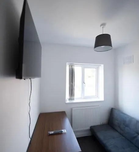 Spacious 3 Bed Airport Free Parking