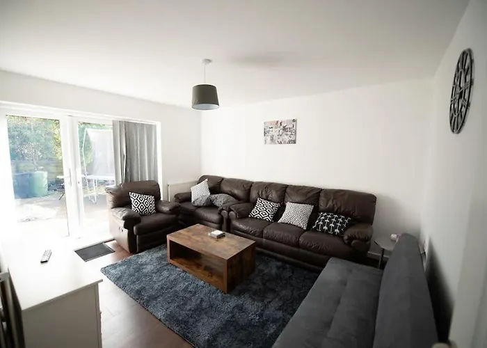 شقة Spacious 3 Bed Airport Free Parking